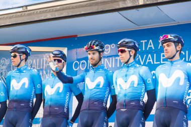 Oropesa Del Mar, İspanya - 31 Ocak 2018: bisikletçiler üzerinde 31 Ocak 2018 Oropesa Del Mar, İspanya La İspanya Bisiklet turu yarıştan önce sunumunu