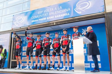 Oropesa Del Mar, İspanya - 31 Ocak 2018: bisikletçiler üzerinde 31 Ocak 2018 Oropesa Del Mar, İspanya La İspanya Bisiklet turu yarıştan önce sunumunu