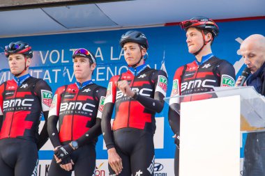 Oropesa Del Mar, İspanya - 31 Ocak 2018: bisikletçiler üzerinde 31 Ocak 2018 Oropesa Del Mar, İspanya La İspanya Bisiklet turu yarıştan önce sunumunu