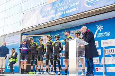 Oropesa Del Mar, İspanya - 31 Ocak 2018: bisikletçiler üzerinde 31 Ocak 2018 Oropesa Del Mar, İspanya La İspanya Bisiklet turu yarıştan önce sunumunu