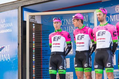 Oropesa Del Mar, İspanya - 31 Ocak 2018: bisikletçiler üzerinde 31 Ocak 2018 Oropesa Del Mar, İspanya La İspanya Bisiklet turu yarıştan önce sunumunu