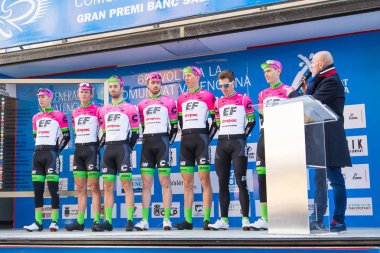 Oropesa Del Mar, İspanya - 31 Ocak 2018: bisikletçiler üzerinde 31 Ocak 2018 Oropesa Del Mar, İspanya La İspanya Bisiklet turu yarıştan önce sunumunu