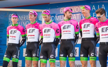 Oropesa Del Mar, İspanya - 31 Ocak 2018: bisikletçiler üzerinde 31 Ocak 2018 Oropesa Del Mar, İspanya La İspanya Bisiklet turu yarıştan önce sunumunu