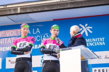 Oropesa Del Mar, İspanya - 31 Ocak 2018: bisikletçiler üzerinde 31 Ocak 2018 Oropesa Del Mar, İspanya La İspanya Bisiklet turu yarıştan önce sunumunu