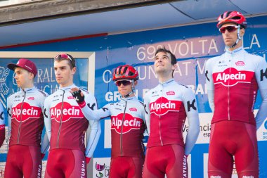 Oropesa Del Mar, İspanya - 31 Ocak 2018: bisikletçiler üzerinde 31 Ocak 2018 Oropesa Del Mar, İspanya La İspanya Bisiklet turu yarıştan önce sunumunu