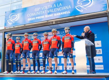 Oropesa Del Mar, İspanya - 31 Ocak 2018: bisikletçiler üzerinde 31 Ocak 2018 Oropesa Del Mar, İspanya La İspanya Bisiklet turu yarıştan önce sunumunu