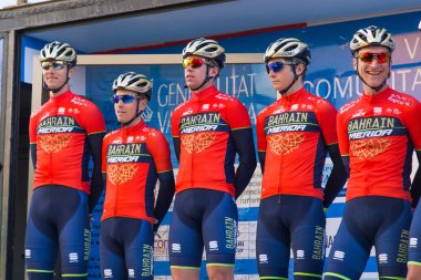 Oropesa Del Mar, İspanya - 31 Ocak 2018: bisikletçiler üzerinde 31 Ocak 2018 Oropesa Del Mar, İspanya La İspanya Bisiklet turu yarıştan önce sunumunu