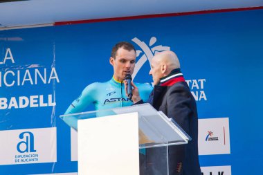 Oropesa Del Mar, İspanya - 31 Ocak 2018: bisikletçiler üzerinde 31 Ocak 2018 Oropesa Del Mar, İspanya La İspanya Bisiklet turu yarıştan önce sunumunu