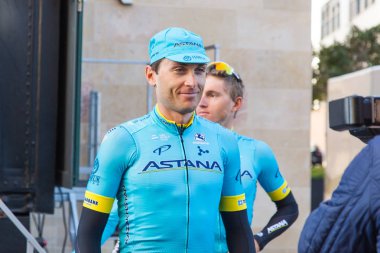 Oropesa Del Mar, İspanya - 31 Ocak 2018: bisikletçiler üzerinde 31 Ocak 2018 Oropesa Del Mar, İspanya La İspanya Bisiklet turu yarıştan önce sunumunu