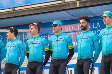 Oropesa Del Mar, İspanya - 31 Ocak 2018: bisikletçiler üzerinde 31 Ocak 2018 Oropesa Del Mar, İspanya La İspanya Bisiklet turu yarıştan önce sunumunu