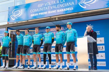 Oropesa Del Mar, İspanya - 31 Ocak 2018: bisikletçiler üzerinde 31 Ocak 2018 Oropesa Del Mar, İspanya La İspanya Bisiklet turu yarıştan önce sunumunu