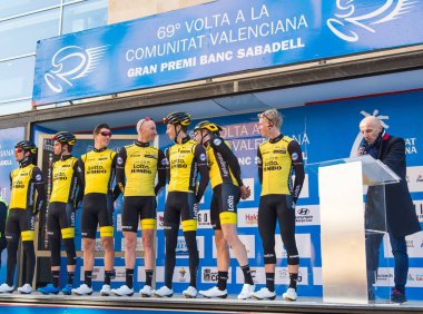 Oropesa Del Mar, İspanya - 31 Ocak 2018: bisikletçiler üzerinde 31 Ocak 2018 Oropesa Del Mar, İspanya La İspanya Bisiklet turu yarıştan önce sunumunu