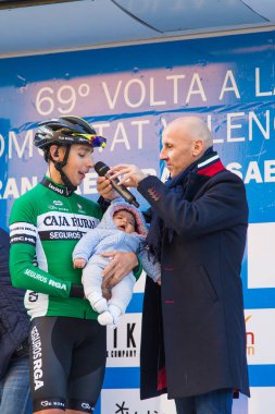 Oropesa Del Mar, İspanya - 31 Ocak 2018: bisikletçiler üzerinde 31 Ocak 2018 Oropesa Del Mar, İspanya La İspanya Bisiklet turu yarıştan önce sunumunu