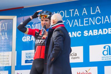 Oropesa Del Mar, İspanya - 31 Ocak 2018: bisikletçiler üzerinde 31 Ocak 2018 Oropesa Del Mar, İspanya La İspanya Bisiklet turu yarıştan önce sunumunu