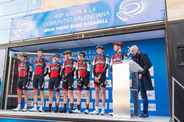 Oropesa Del Mar, İspanya - 31 Ocak 2018: bisikletçiler üzerinde 31 Ocak 2018 Oropesa Del Mar, İspanya La İspanya Bisiklet turu yarıştan önce sunumunu