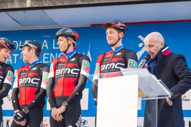 Oropesa Del Mar, İspanya - 31 Ocak 2018: bisikletçiler üzerinde 31 Ocak 2018 Oropesa Del Mar, İspanya La İspanya Bisiklet turu yarıştan önce sunumunu