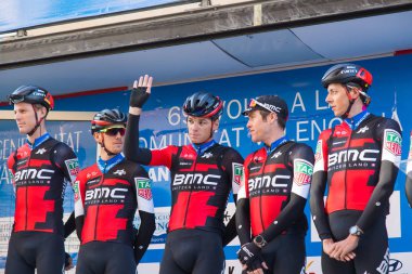 Oropesa Del Mar, İspanya - 31 Ocak 2018: bisikletçiler üzerinde 31 Ocak 2018 Oropesa Del Mar, İspanya La İspanya Bisiklet turu yarıştan önce sunumunu