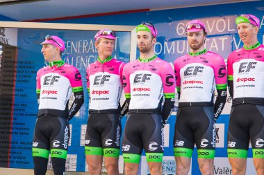 Oropesa Del Mar, İspanya - 31 Ocak 2018: bisikletçiler üzerinde 31 Ocak 2018 Oropesa Del Mar, İspanya La İspanya Bisiklet turu yarıştan önce sunumunu