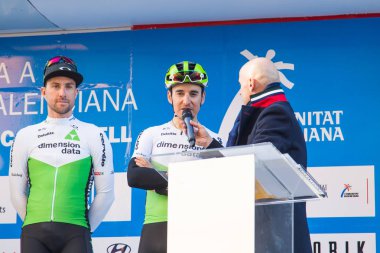 Oropesa Del Mar, İspanya - 31 Ocak 2018: bisikletçiler üzerinde 31 Ocak 2018 Oropesa Del Mar, İspanya La İspanya Bisiklet turu yarıştan önce sunumunu