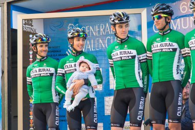 Oropesa Del Mar, İspanya - 31 Ocak 2018: bisikletçiler üzerinde 31 Ocak 2018 Oropesa Del Mar, İspanya La İspanya Bisiklet turu yarıştan önce sunumunu