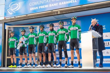 Oropesa Del Mar, İspanya - 31 Ocak 2018: bisikletçiler üzerinde 31 Ocak 2018 Oropesa Del Mar, İspanya La İspanya Bisiklet turu yarıştan önce sunumunu