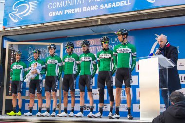 Oropesa Del Mar, İspanya - 31 Ocak 2018: bisikletçiler üzerinde 31 Ocak 2018 Oropesa Del Mar, İspanya La İspanya Bisiklet turu yarıştan önce sunumunu