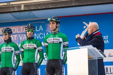 Oropesa Del Mar, İspanya - 31 Ocak 2018: bisikletçiler üzerinde 31 Ocak 2018 Oropesa Del Mar, İspanya La İspanya Bisiklet turu yarıştan önce sunumunu