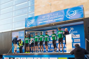 Oropesa Del Mar, İspanya - 31 Ocak 2018: bisikletçiler üzerinde 31 Ocak 2018 Oropesa Del Mar, İspanya La İspanya Bisiklet turu yarıştan önce sunumunu