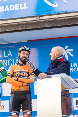 Oropesa Del Mar, İspanya - 31 Ocak 2018: bisikletçiler üzerinde 31 Ocak 2018 Oropesa Del Mar, İspanya La İspanya Bisiklet turu yarıştan önce sunumunu