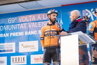 Oropesa Del Mar, İspanya - 31 Ocak 2018: bisikletçiler üzerinde 31 Ocak 2018 Oropesa Del Mar, İspanya La İspanya Bisiklet turu yarıştan önce sunumunu