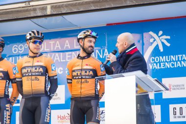 Oropesa Del Mar, İspanya - 31 Ocak 2018: bisikletçiler üzerinde 31 Ocak 2018 Oropesa Del Mar, İspanya La İspanya Bisiklet turu yarıştan önce sunumunu