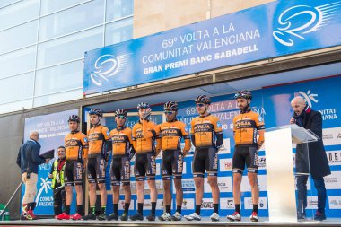 Oropesa Del Mar, İspanya - 31 Ocak 2018: bisikletçiler üzerinde 31 Ocak 2018 Oropesa Del Mar, İspanya La İspanya Bisiklet turu yarıştan önce sunumunu