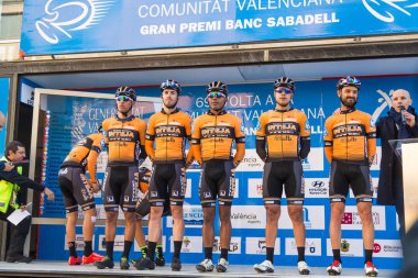 Oropesa Del Mar, İspanya - 31 Ocak 2018: bisikletçiler üzerinde 31 Ocak 2018 Oropesa Del Mar, İspanya La İspanya Bisiklet turu yarıştan önce sunumunu