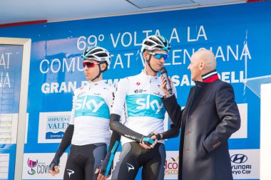 Oropesa Del Mar, İspanya - 31 Ocak 2018: bisikletçiler üzerinde 31 Ocak 2018 Oropesa Del Mar, İspanya La İspanya Bisiklet turu yarıştan önce sunumunu