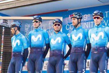 Oropesa Del Mar, İspanya - 31 Ocak 2018: bisikletçiler üzerinde 31 Ocak 2018 Oropesa Del Mar, İspanya La İspanya Bisiklet turu yarıştan önce sunumunu