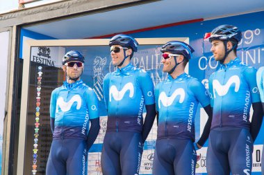 Oropesa Del Mar, İspanya - 31 Ocak 2018: bisikletçiler üzerinde 31 Ocak 2018 Oropesa Del Mar, İspanya La İspanya Bisiklet turu yarıştan önce sunumunu