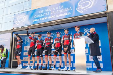 Oropesa Del Mar, İspanya - 31 Ocak 2018: bisikletçiler üzerinde 31 Ocak 2018 Oropesa Del Mar, İspanya La İspanya Bisiklet turu yarıştan önce sunumunu