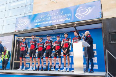 Oropesa Del Mar, İspanya - 31 Ocak 2018: bisikletçiler üzerinde 31 Ocak 2018 Oropesa Del Mar, İspanya La İspanya Bisiklet turu yarıştan önce sunumunu