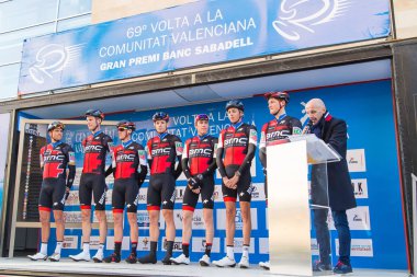 Oropesa Del Mar, İspanya - 31 Ocak 2018: bisikletçiler üzerinde 31 Ocak 2018 Oropesa Del Mar, İspanya La İspanya Bisiklet turu yarıştan önce sunumunu