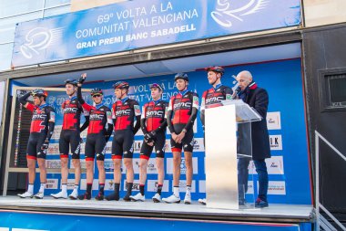 Oropesa Del Mar, İspanya - 31 Ocak 2018: bisikletçiler üzerinde 31 Ocak 2018 Oropesa Del Mar, İspanya La İspanya Bisiklet turu yarıştan önce sunumunu