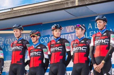 Oropesa Del Mar, İspanya - 31 Ocak 2018: bisikletçiler üzerinde 31 Ocak 2018 Oropesa Del Mar, İspanya La İspanya Bisiklet turu yarıştan önce sunumunu