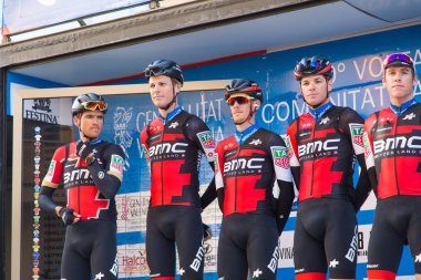 Oropesa Del Mar, İspanya - 31 Ocak 2018: bisikletçiler üzerinde 31 Ocak 2018 Oropesa Del Mar, İspanya La İspanya Bisiklet turu yarıştan önce sunumunu