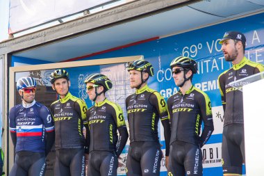 Oropesa Del Mar, İspanya - 31 Ocak 2018: bisikletçiler üzerinde 31 Ocak 2018 Oropesa Del Mar, İspanya La İspanya Bisiklet turu yarıştan önce sunumunu