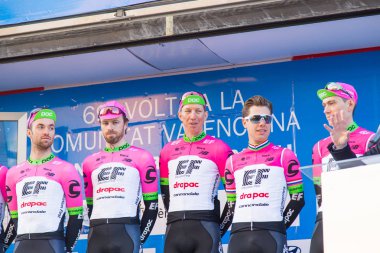 Oropesa Del Mar, İspanya - 31 Ocak 2018: bisikletçiler üzerinde 31 Ocak 2018 Oropesa Del Mar, İspanya La İspanya Bisiklet turu yarıştan önce sunumunu