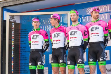 Oropesa Del Mar, İspanya - 31 Ocak 2018: bisikletçiler üzerinde 31 Ocak 2018 Oropesa Del Mar, İspanya La İspanya Bisiklet turu yarıştan önce sunumunu