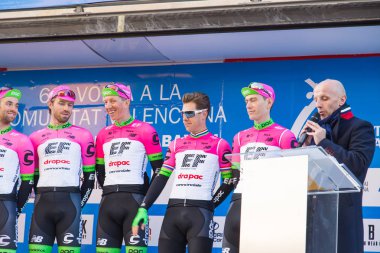 Oropesa Del Mar, İspanya - 31 Ocak 2018: bisikletçiler üzerinde 31 Ocak 2018 Oropesa Del Mar, İspanya La İspanya Bisiklet turu yarıştan önce sunumunu