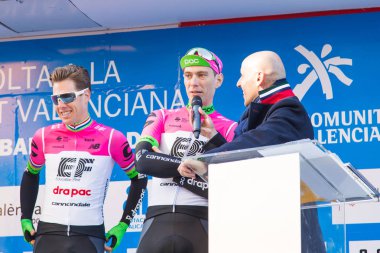 Oropesa Del Mar, İspanya - 31 Ocak 2018: bisikletçiler üzerinde 31 Ocak 2018 Oropesa Del Mar, İspanya La İspanya Bisiklet turu yarıştan önce sunumunu