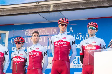 Oropesa Del Mar, İspanya - 31 Ocak 2018: bisikletçiler üzerinde 31 Ocak 2018 Oropesa Del Mar, İspanya La İspanya Bisiklet turu yarıştan önce sunumunu