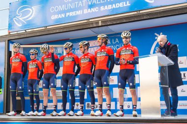 Oropesa Del Mar, İspanya - 31 Ocak 2018: bisikletçiler üzerinde 31 Ocak 2018 Oropesa Del Mar, İspanya La İspanya Bisiklet turu yarıştan önce sunumunu