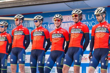 Oropesa Del Mar, İspanya - 31 Ocak 2018: bisikletçiler üzerinde 31 Ocak 2018 Oropesa Del Mar, İspanya La İspanya Bisiklet turu yarıştan önce sunumunu